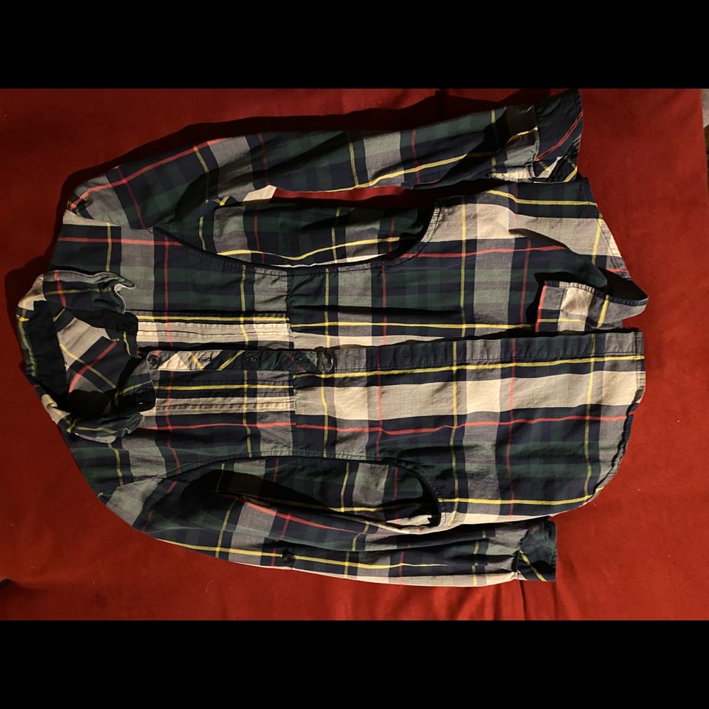Cute little plaid shirt. Pockets and pleated.